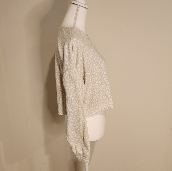 Colsie Women's Leopard Print Beige and White Cropped Sweatshirt, size Medium - Picture 5 of 9